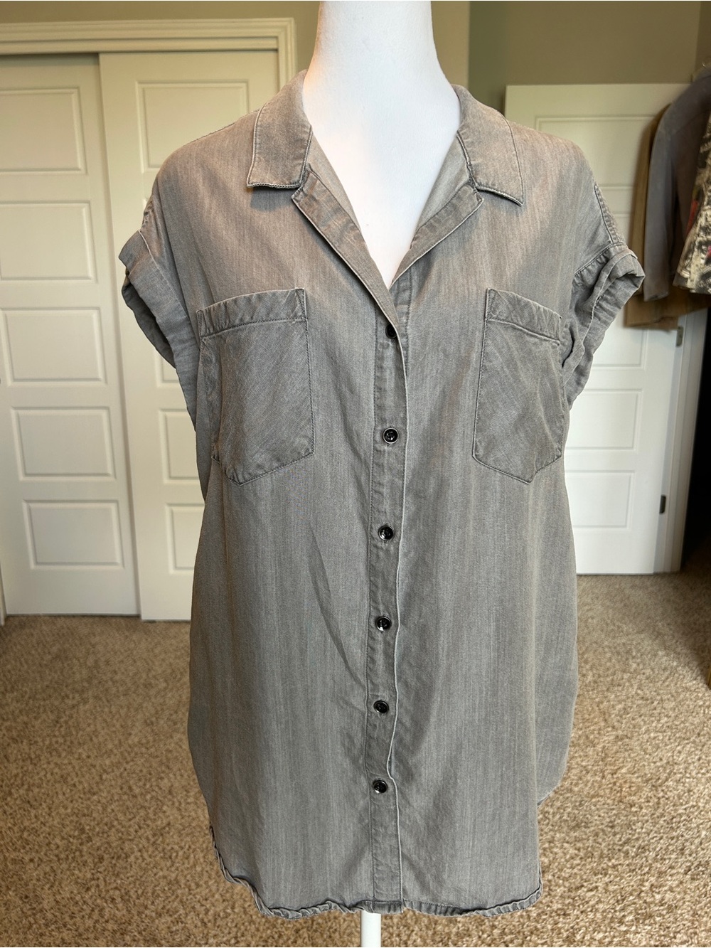 JACK’S GIRLFRIEND Gray Short Sleeve Collared Button Down Top 100% Tencel Size M